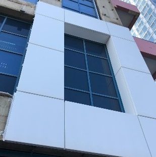 בניין האופרה, תל אביב - חידוש החזית בוצע בלוחות אלומיניום שיוצרו וסופקו על ידי קבוצת ענק