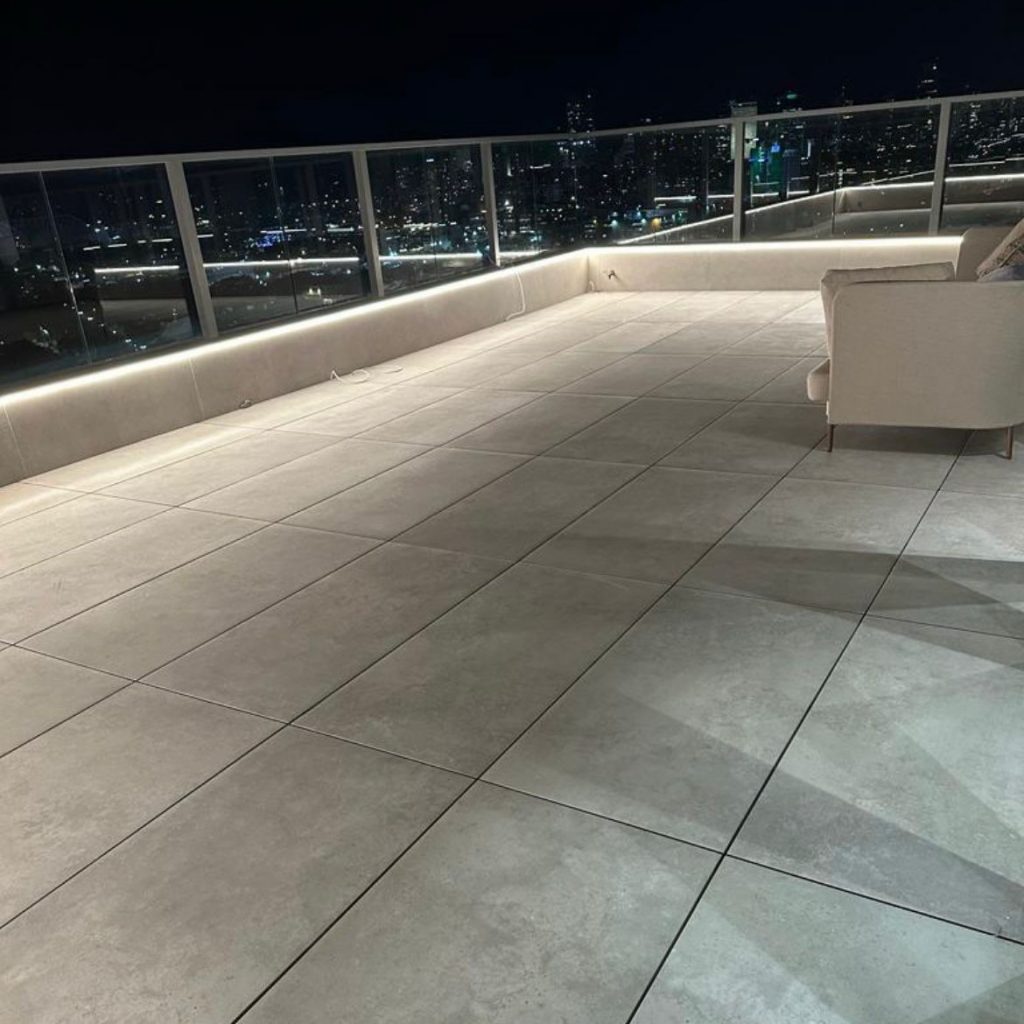 Balcony tiled with a raised floor. Photo: Eyal Coatings