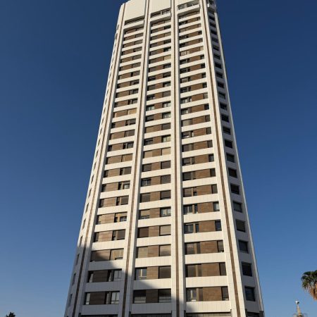 יישום חזית מאווררת מפורצלן שחיל, פרויקט ״מגדל גן העיר״- תל אביב