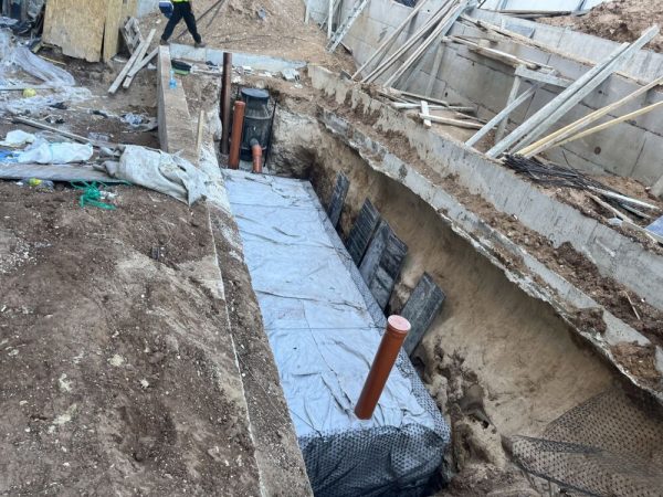 התקנת מערכת דריינבוקס בפרויקט השהיית מים ברחוב בני ברית בתל אביב. המאגר מסייע להפחתת הצפות ע"י כך שקולט לתוכו את מי הגשם מהגגות ומהשטחים המרוצפים