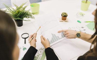 group-businesspeople-analyzing-graph-office